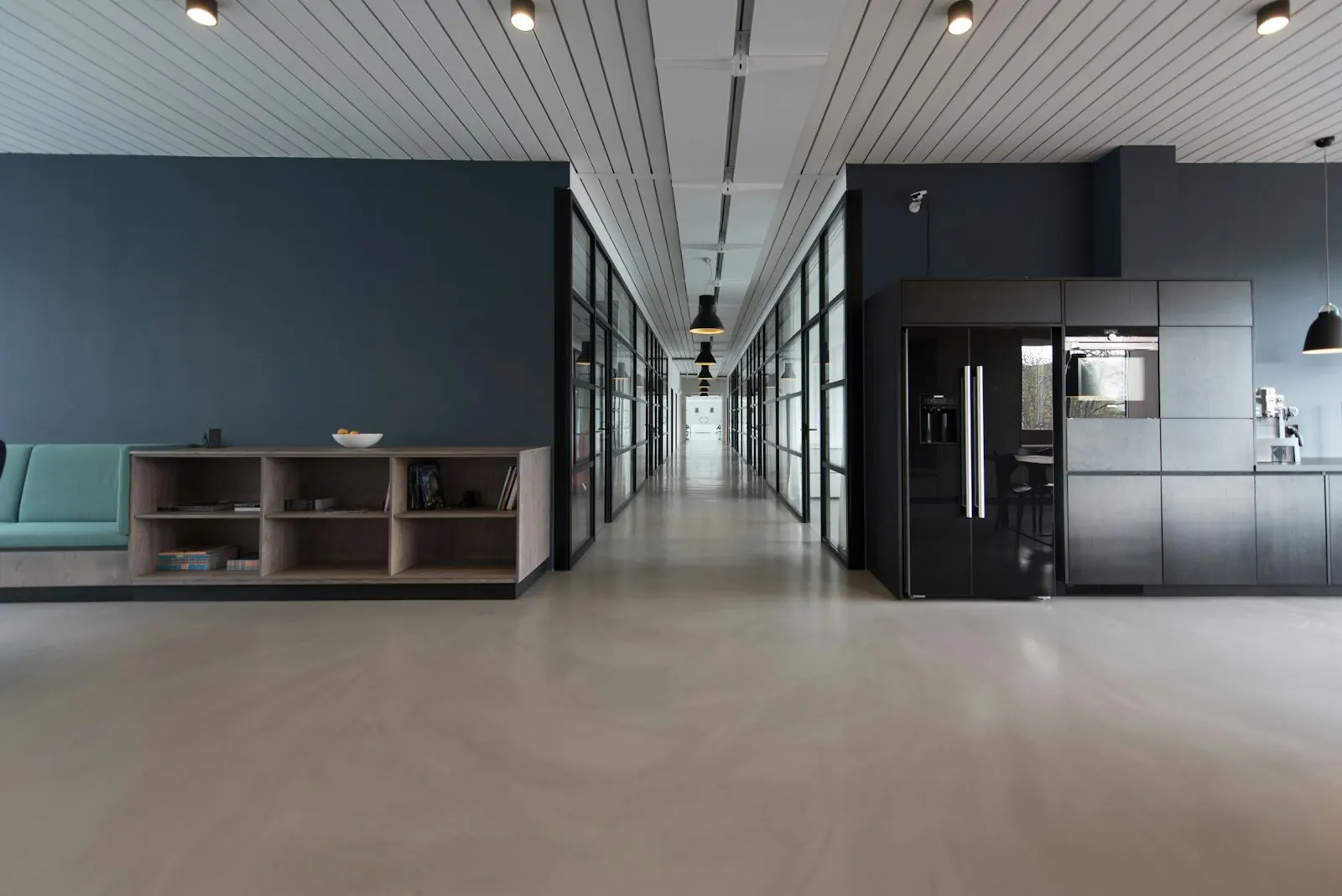 Monochrome Workspace — visual konsep commercial & office